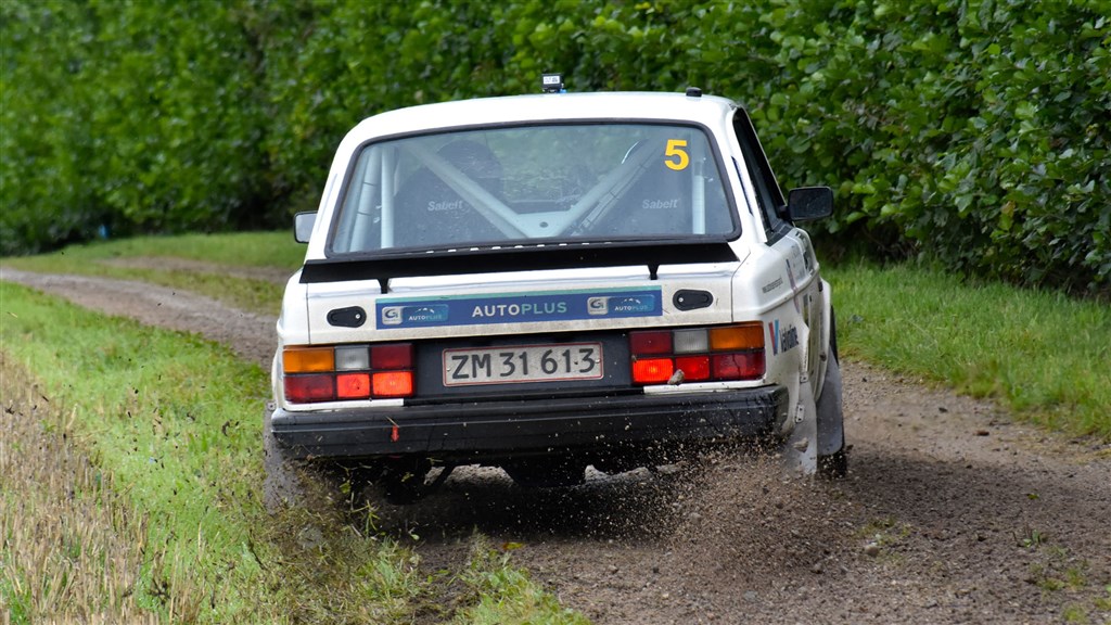 Heino Mejer og Ditte Kammersgaard gav den gamle Volvo fuld gas i det våde vejer omkring Slagelse
(Foto: Beyer Rally Foto/Stefan Beyer)